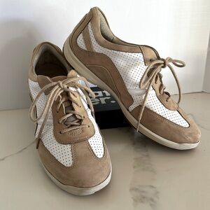 Clarks Wave Shoes Sneakers women’s size 10/11 tan/white leather upper preowned.